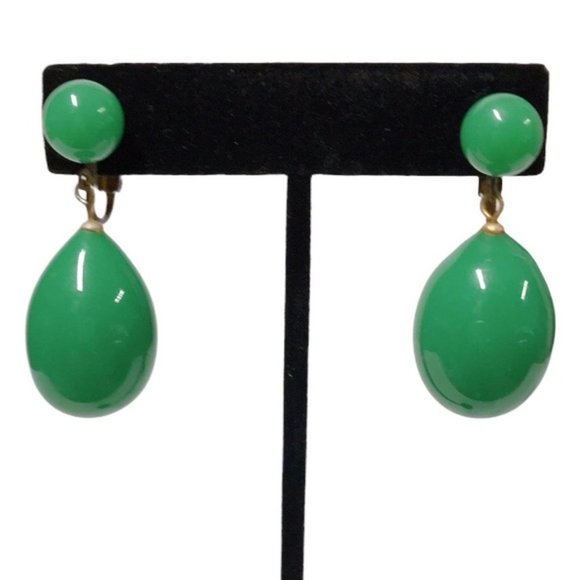 SOLD Vintage Large Green Jade Clip-On Earrings - Picture 5 of 8